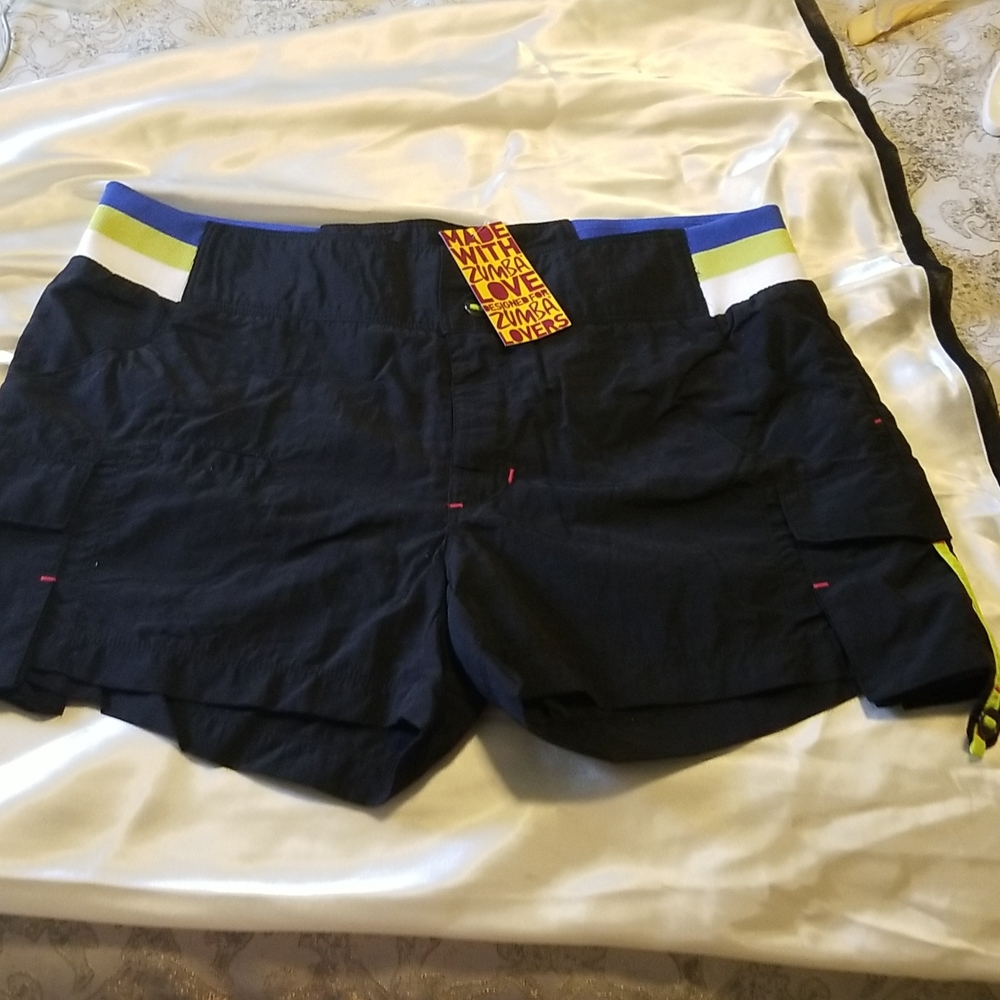 Zumba Women's Cargo Shorts NWT Size L, runs small